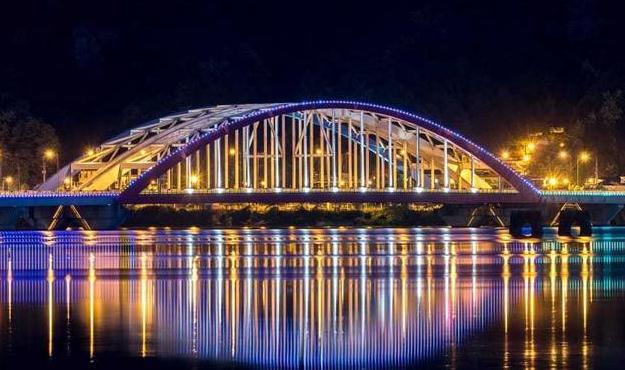 浪漫之夜，橋梁上的燈光為你點(diǎn)亮