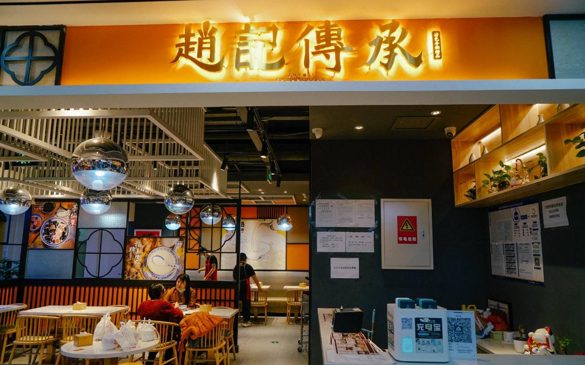 小吃街門(mén)頭招牌：一場(chǎng)味蕾的狂歡