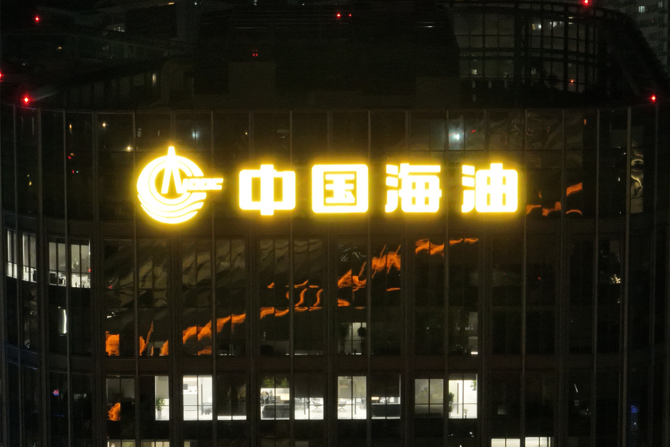 中國海油幕墻發(fā)光字夜晚效果
