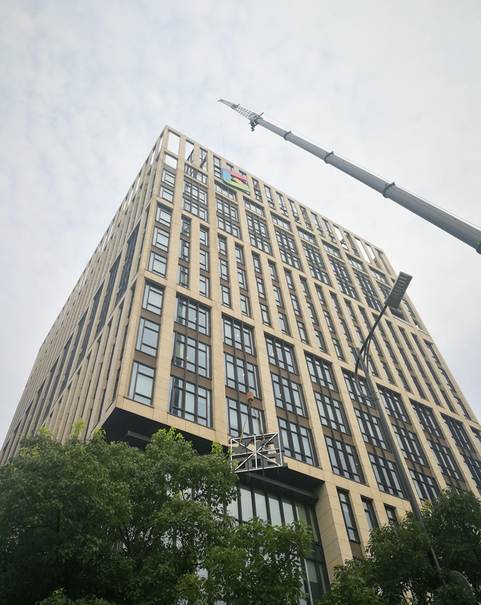 盛趣游戲樓頂發(fā)光字安裝現(xiàn)場